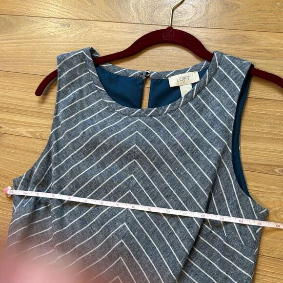 Ann Taylor Loft Blue/White Linen blend dress, back peek-a-boo detail. Size 6 - Picture 4 of 5